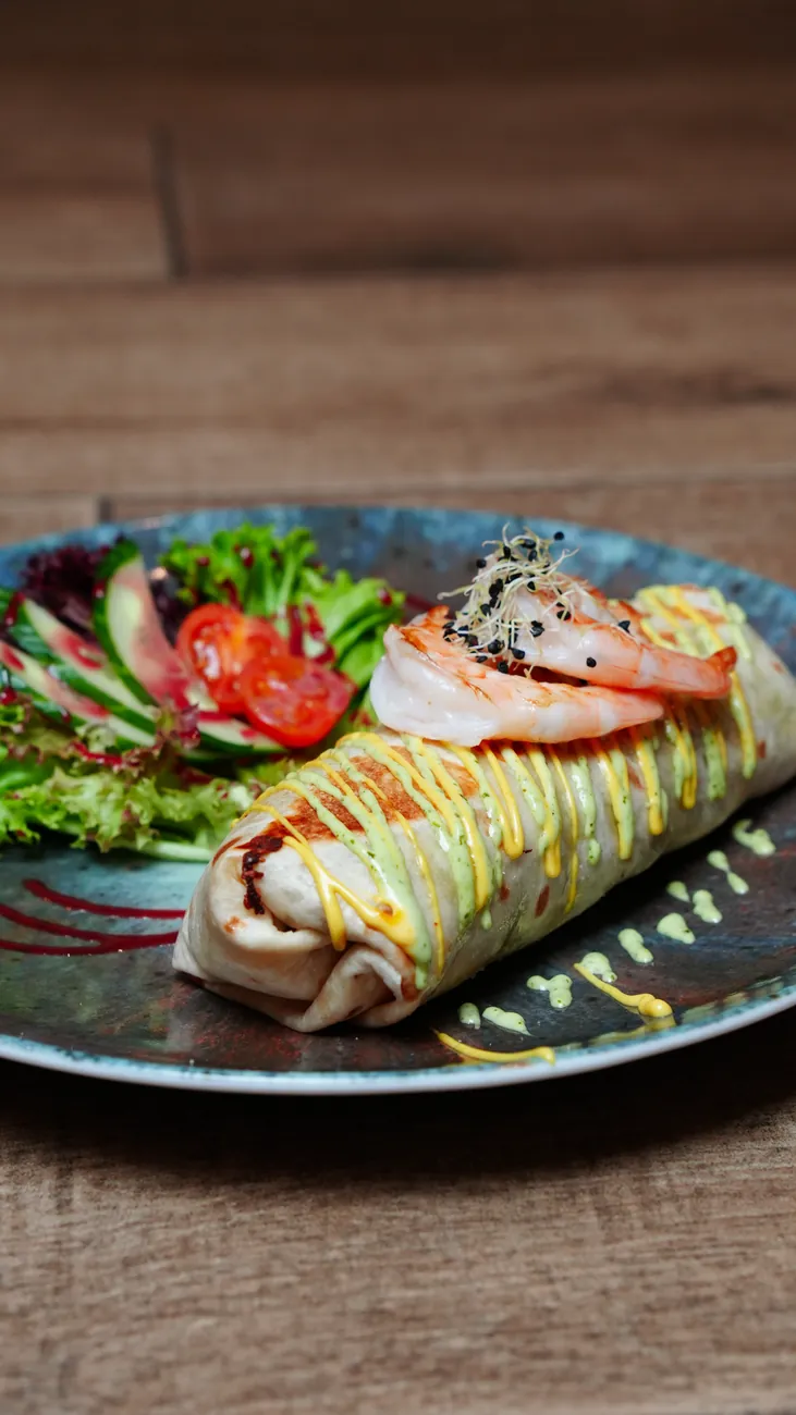 Burrito mit Salat auf dem Teller