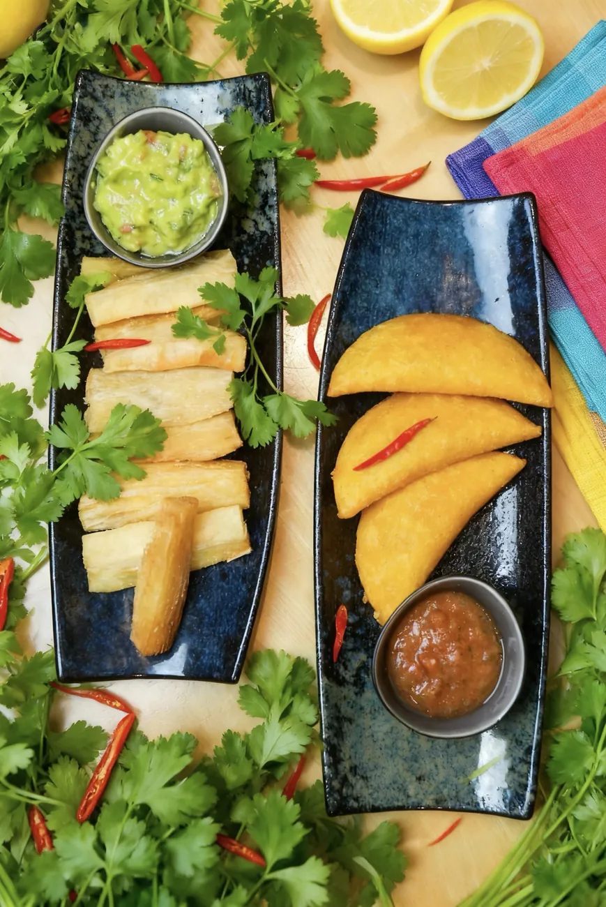 Lateinamerikanische Vorspeisen mit Dips, von oben fotografiert