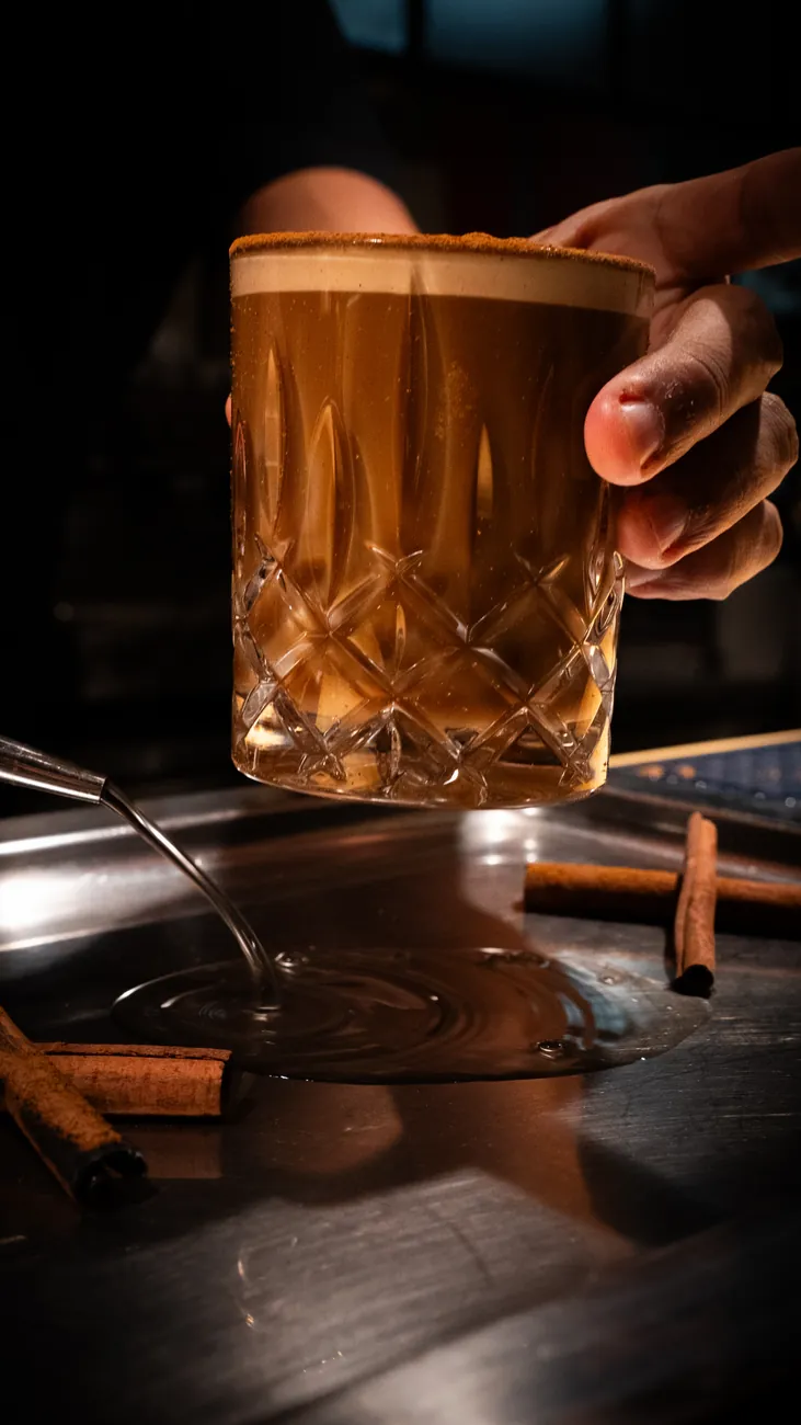 Barkeeper serviert einen Kaffeecocktail