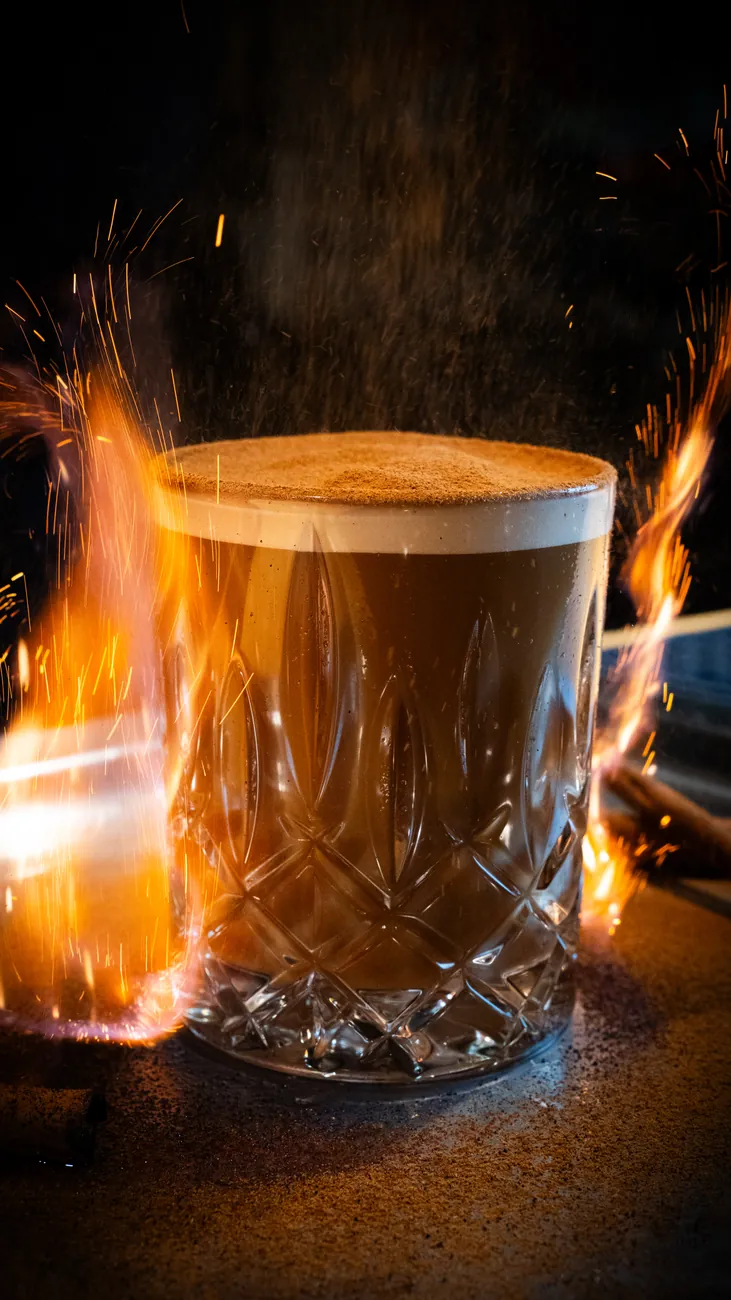 Kaffeecocktail mit Funken an der Bar