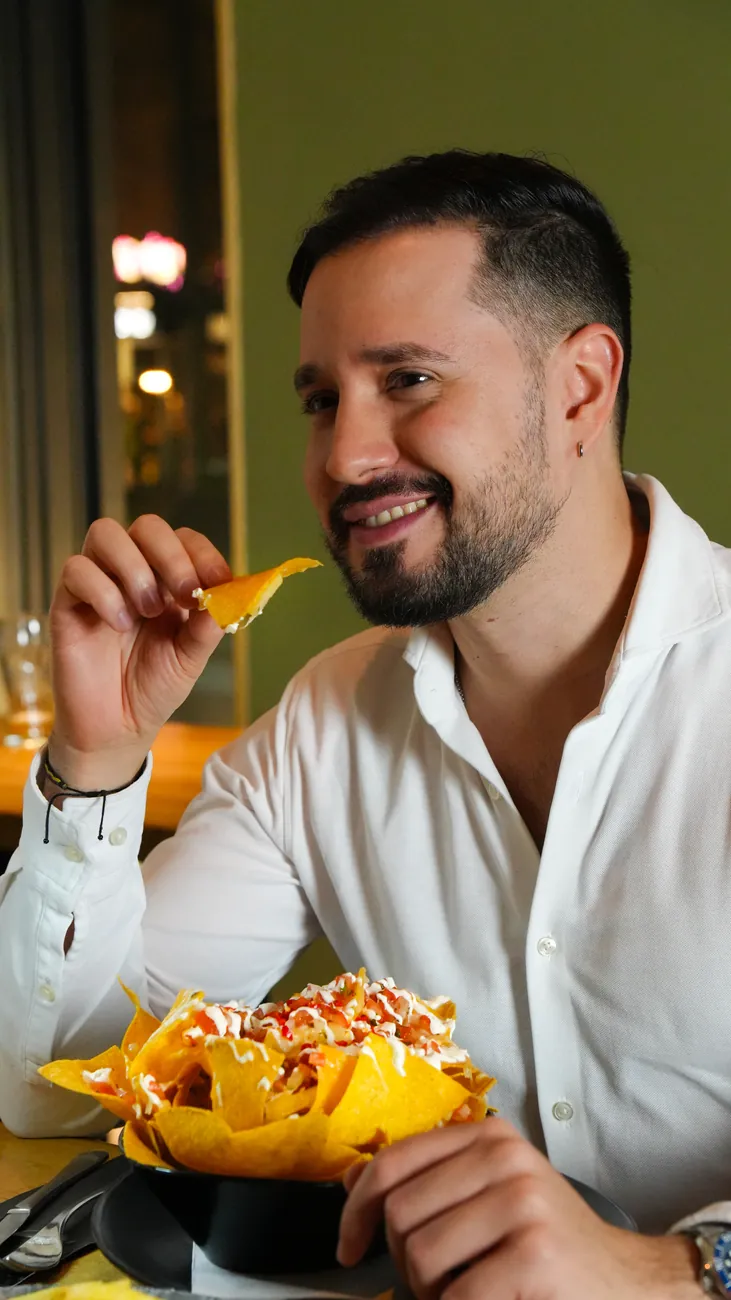 Gast mit Nachos im Restaurant