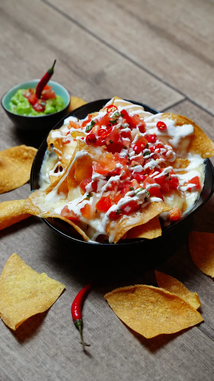 Nachos mit Tomaten und Sauerrahm