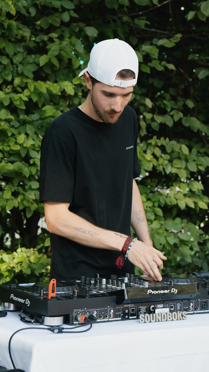 DJ beim Padel-Event