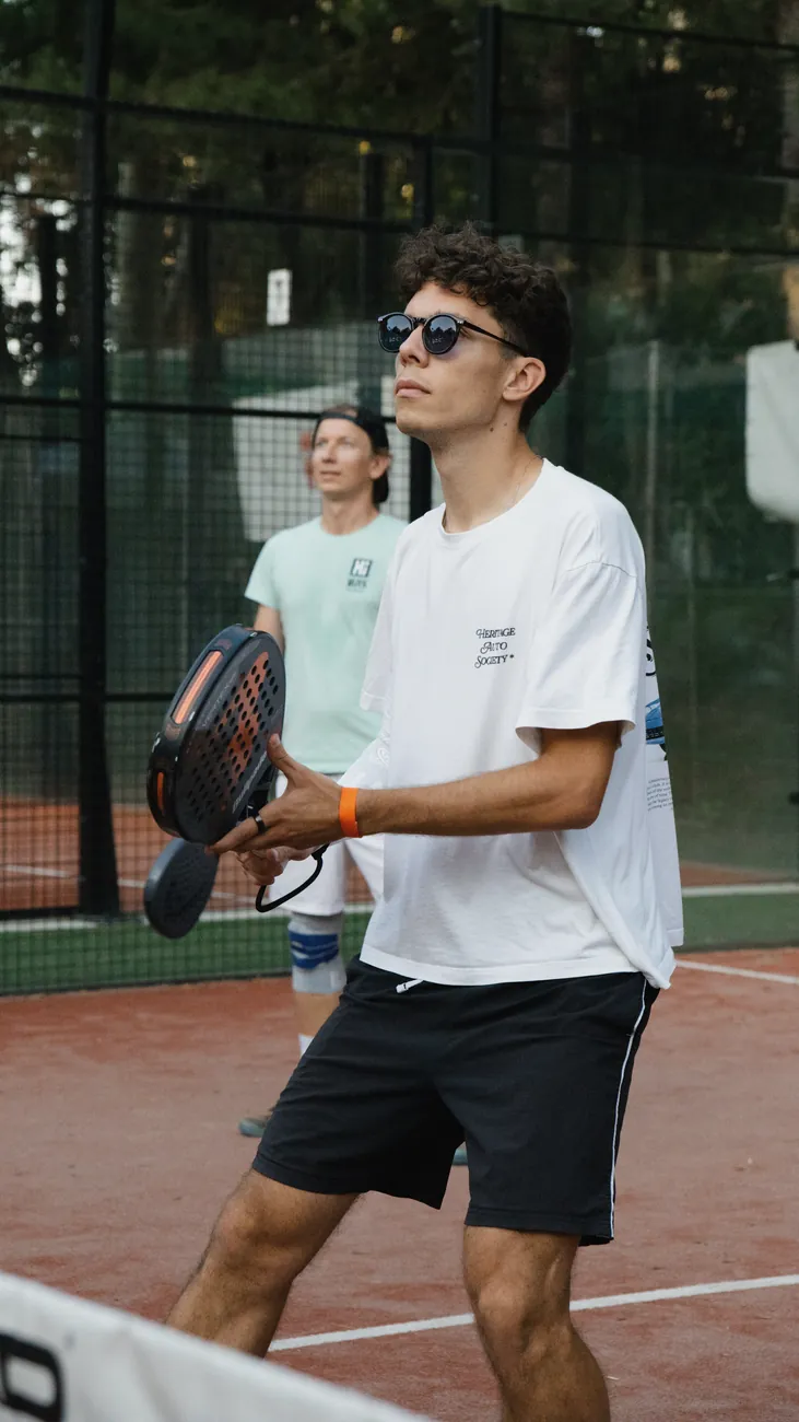 Padelspieler am Platz