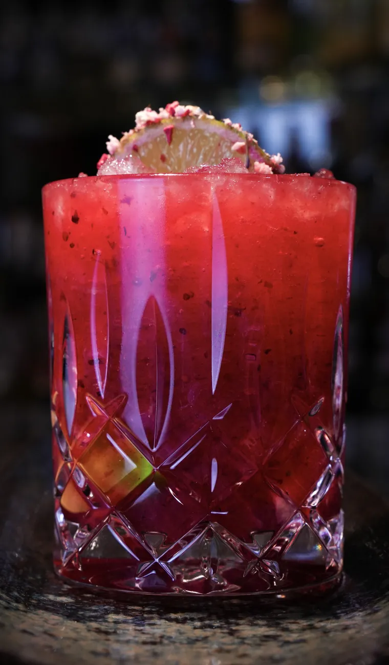 Roter Cocktail im Kristallglas