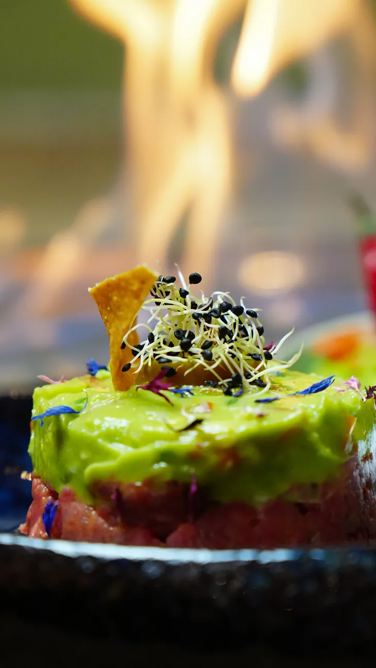 Tatar mit Avocado vor offener Flamme