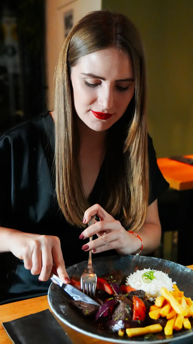 Gast beim Essen im Restaurant